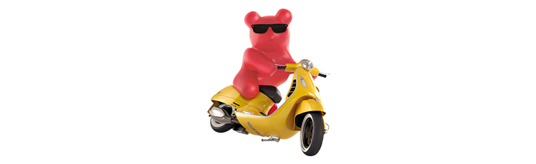 Active care vitaminbjörn som sitter på en vespa